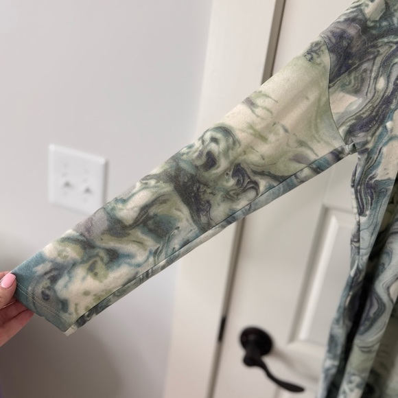 Zenana Marble Print V-Neck Long Sleeve Top – Size L - Picture 4 of 7